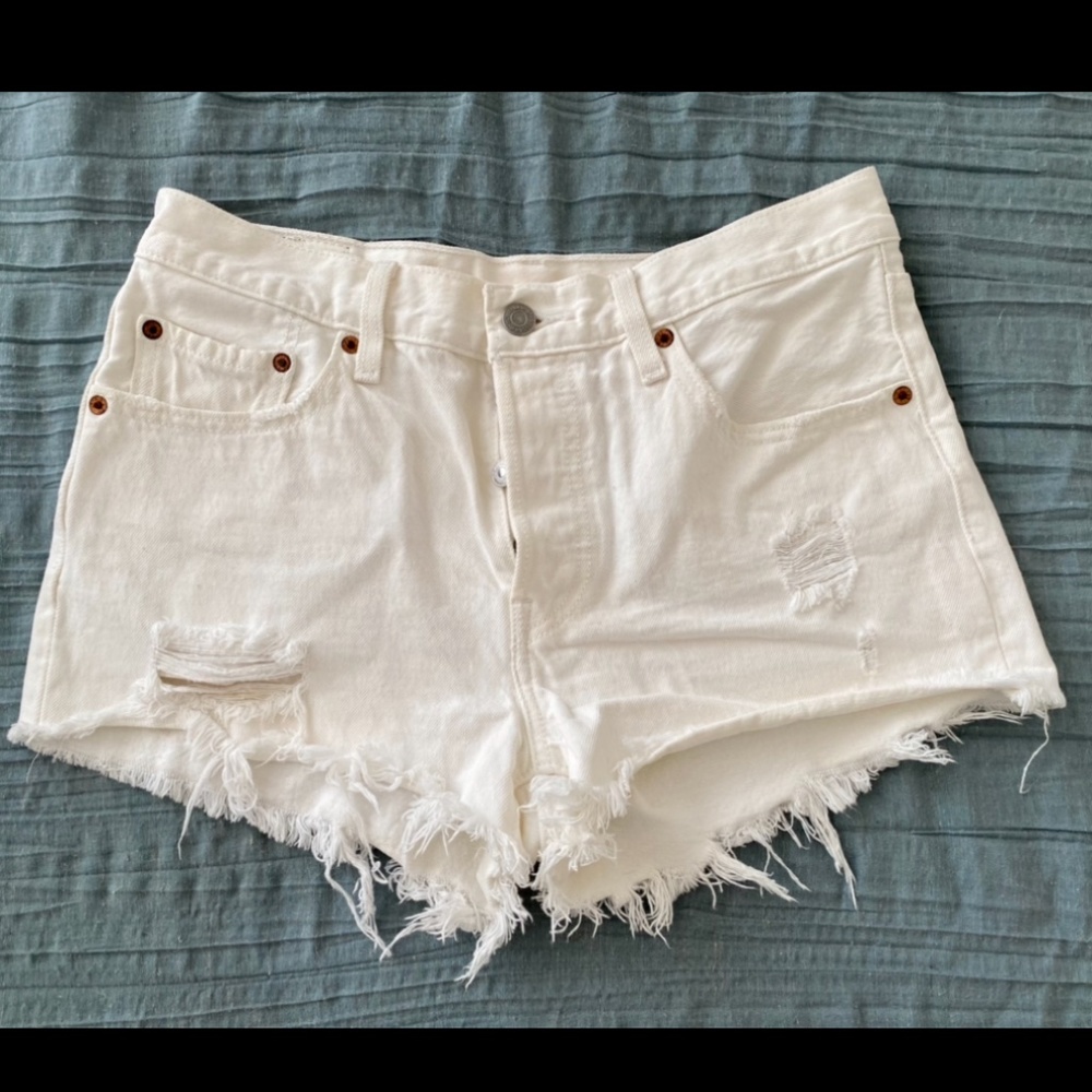 Levi’s Distressed Denim Short